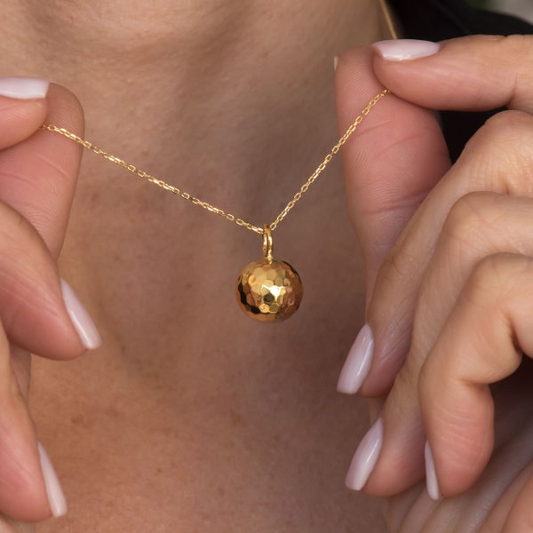 Collar de bola de oro, bola de oro martillada, colgante de bola de oro de 14k, collar de esfera de oro macizo, colgante de bola de oro apilable, regalo perfecto para la madre