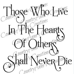 Könnte beinhalten: Schwarz-weißes Typografie-Zitat, das lautet "Those Who Live In The Hearts Of Others Shall Never Die."