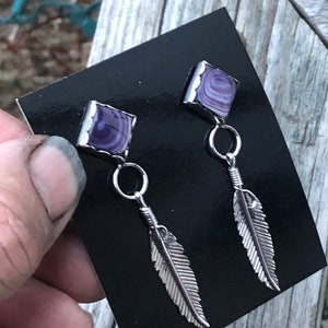 Wampum oorbellen in diamantvorm met veren.