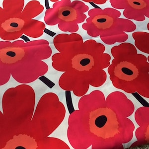 Tessuto di cotone Marimekko rosso Pieni Unikko, mezzo metro, per cuscini, borse, grembiuli ecc. Finlandia