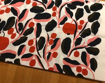 Puede incluir: Tela blanca con un patrón repetido de manzanas estilizadas de color rosa y rojo, hojas de color verde oscuro y negro y bayas rojas.