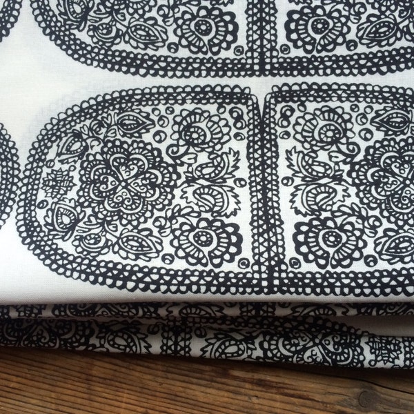Tkanina bawełniana Marimekko Tantsu, sprzedawana na pół jarda. Finlandia