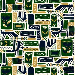 Op de afbeelding: Een naadloos patroon met geometrische vormen in tinten groen, goud en marineblauw. Het patroon bevat gestileerde vogels, bloemen en abstracte ontwerpen.