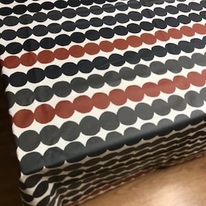 Tessuto acrilico rivestito Marimekko Räsymatto Rasymatto, marrone mattone, bianco e nero, IMPERMEABILE