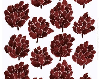 Puede incluir: Un patrón sin costuras con motivos florales estilizados de color rojo burdeos sobre un fondo blanco. Las flores están dibujadas con un contorno blanco y tienen un efecto acuarela.
