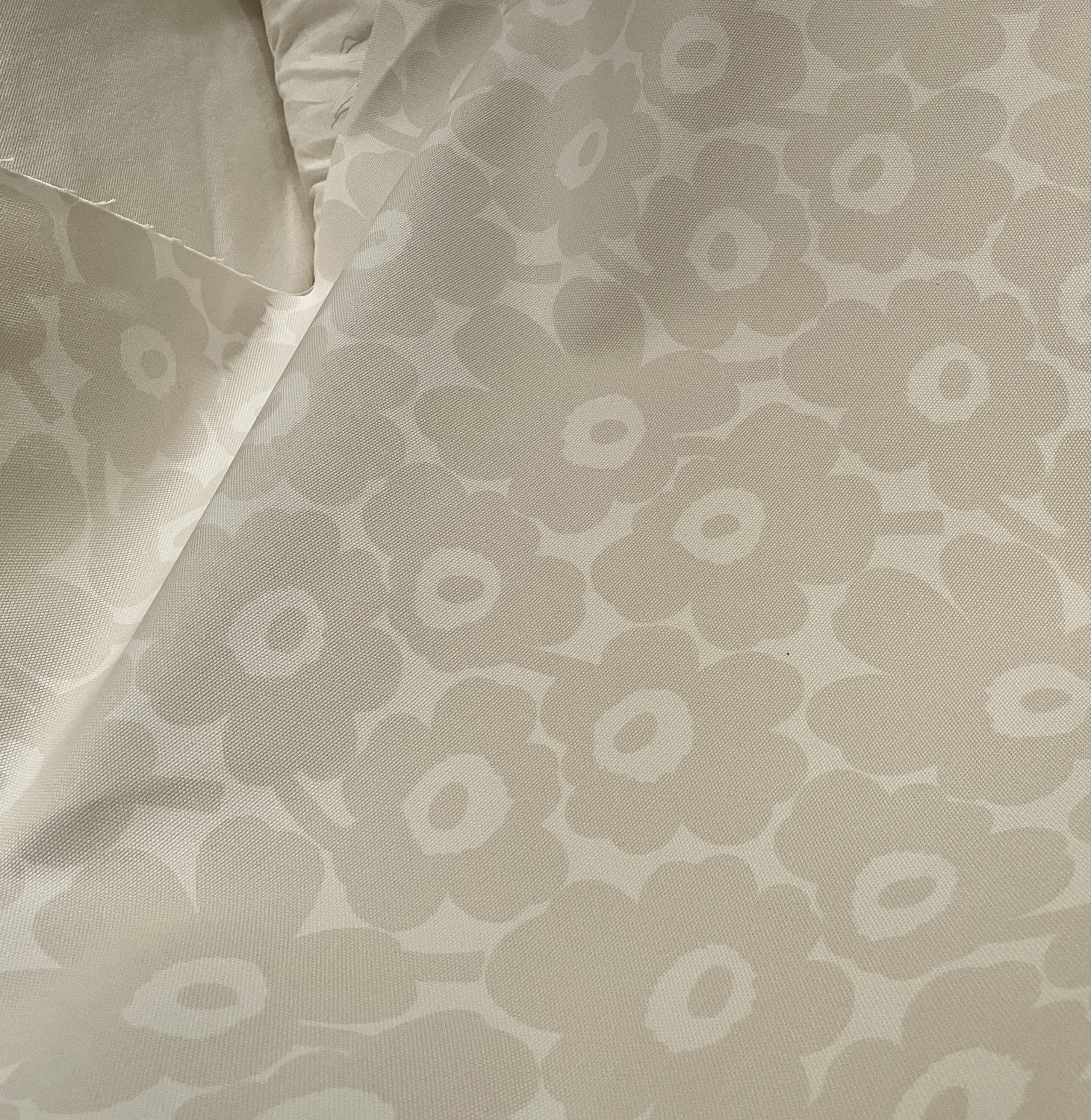 Marimekko Cream White Mini Unikko, tela de algodón de calidad para TAPICERÍA, súper linda, vendida por media yarda, 18x56", 46 cm x 140 cm