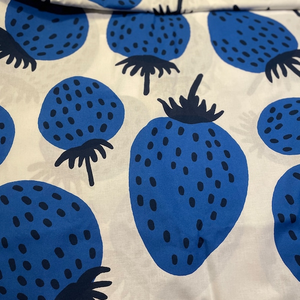 Tissu en coton Marimekko Blue Strawberry, vendu par demi-mètre, 56" de large, de Finlande