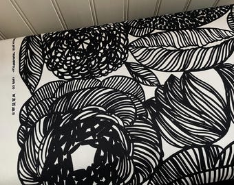 May include: Black and white fabric with a floral pattern. The fabric features large, stylized flowers and leaves. The fabric is printed with the text "@EWA  M.A.  CO  1981  "TULPANRUUTU"  100% CO  WWW."