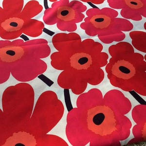 Tela de algodón Marimekko Pieni Unikko roja, vendida por media yarda, para manteles, almohadas, bolsos, delantales, etc. Finlandia