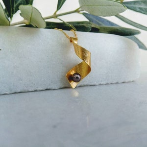 BLACK PEARL gold pendant.18k solid gold.Yellow gold.Pearl pendant.Minimalist style.Gold pendant.Gold pendant for her.Mother of pearl jewelry