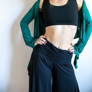 Gaucho-broek met ruches in de tailleband in zwart
