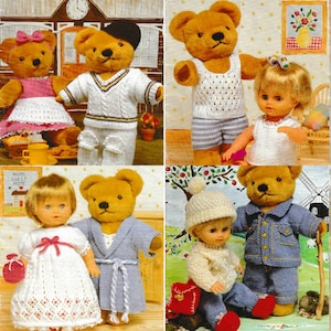 Pode incluir: Quatro conjuntos de malha para bonecas e ursos de peluche. Os conjuntos incluem um suéter branco e calças, uma regata azul e shorts, um vestido branco e um roupão azul. Os conjuntos são feitos com diferentes padrões e cores de malha.