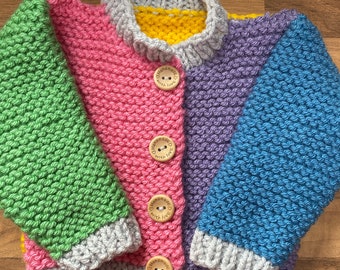 Baby-Cardigan in Regenbogen-Pastelltönen, 9 m, handgestrickt aus grober Wolle