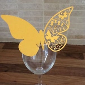 Paquete de 12 tarjetas de lugar con mariposas cortadas con láser. Perfectas para bodas.