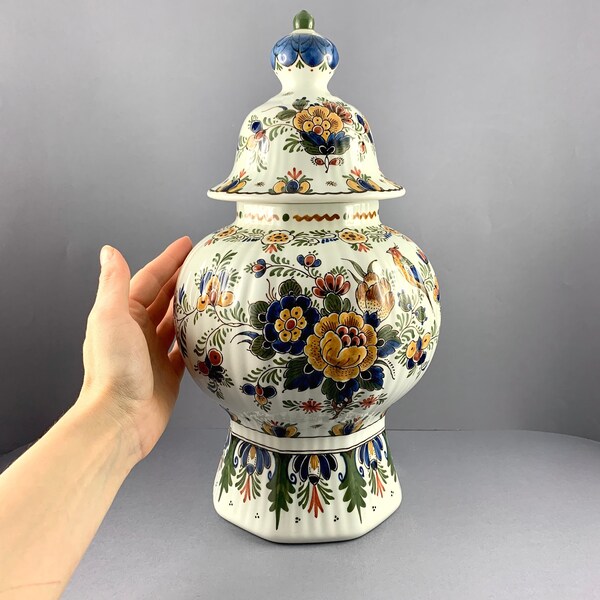 Royal Delft Polychrome Vase 2001 handbemalt – Delfter Sammlerstück – authentische niederländische Keramik – Porceleyne Fles ist eine aufwendig dekorierte Vase