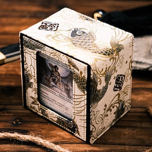 Der Shogun (Koi der Morgenröte) - Deck Box für Sammelkartenspiele, TKG, EDH, Kommandant, LKG, DnD Zauberkarten, Würfeln und Countern
