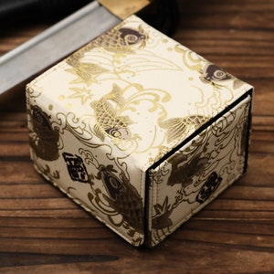 Die Geisha (Koi der Morgenröte) - Deck Box für Sammelkartenspiele, TKG, EDH, Kommandant, LKG, DnD Zauberkarten, Würfeln und Countern