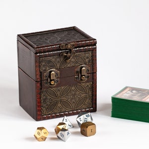 Bóveda Élfica: Mazo de Madera y Caja de Dados para Juegos de Cartas Coleccionables, Cartas Mágicas DnD, Dados y Contadores