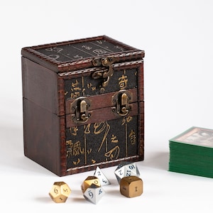 Elven Vault (uralte Schriftrolle) - Holzdeck und Würfelbox für Kartenspiele, DnD Zauberkarten, Würfel und Zählsteine