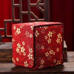 Seishitsu (Blood Blossoms): Caja de mazo para juegos de cartas coleccionables, TCG, EDH, Commander, LCG, cartas mágicas DnD, dados y contadores.