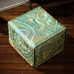 El Deckkimono (Beso de Gea): Caja de mazos para juegos de cartas coleccionables, TCG, EDH, Commander, LCG, cartas mágicas DnD, dados y contadores.