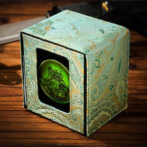 Der Shögun (Kuss von Gaia) - Deck Box für Sammelkartenspiele, TKG, EDH, Kommandant, LKG, DnD Zauberkarten, Würfeln und Countern