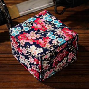 The Deckimono (Sakura of Night) - Deck Box für Sammelkartenspiele, TKG, EDH, Kommandant, LKG, DnD Zauberkarten, Würfeln und Countern