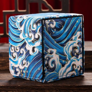 The Seishitsu (Winter Waves) - Deck Box para jogos de cartas colecionáveis, TCG, EDH, Commander, LCG, cartas mágicas DnD, dados e contadores