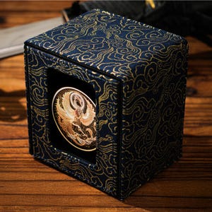 Der Shogun (Golden Lining) - Deck Box für Sammelkartenspiele, TKG, EDH, Kommandant, LKG, DnD Zauberkarten, Würfeln und Countern