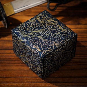 Deckimono (Złota Podszewka) - Pudełko na karty do gier karcianych, TCG, EDH, Commander, LCG, DnD Spell Cards, Dice i Counter
