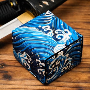Die Geisha (Winter Waves) - Deck Box für Sammelkartenspiele, TKG, EDH, Kommandant, LKG, DnD Zauberkarten, Würfeln und Countern