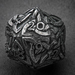 Endlose Dunkelheit D20 Lebenszähler Massiv Metall Extra Groß für Magische EDH Kommandant Spindown Countdown Würfel Keltisches Design