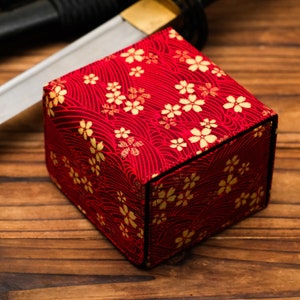 The Geisha (Blood Blossoms) - Deck Box per giochi di carte collezionabili, TCG, EDH, Commander, LCG, carte incantesimo DnD, dadi e segnalini