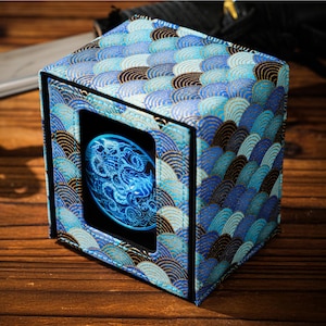 Der Shogun (Ocean of Dreams) - Deck Box für Sammelkartenspiele, TKG, EDH, Kommandant, LKG, DnD Zauberkarten, Würfeln und Countern