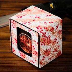 Der Shogun (Sakura der Morgenröte) - Deck Box für Sammelkartenspiele, TKG, EDH, Kommandant, LKG, DnD Zauberkarten, Würfeln und Countern