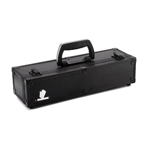 Estuche de metal negro para guardar cartas coleccionables y juegos de mesa. Se adapta a los soportes de un solo toque y a los de carga superior.