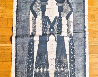 An unusual motif on textile art by Ilse Roempke in light blue/grey denim colored