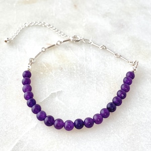 Pulseira de corrente de ametista calmante. Foco mental, alívio do estresse e proteção. Minimalista. Presente de incentivo. Personalizada. Pedra do mês de fevereiro.