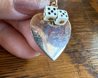 Dulce dije vintage de corazón de Las Vegas con dados de celuloide