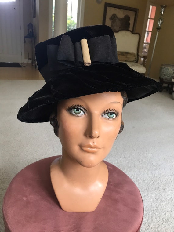 Remarkable Art Deco Silk Velvet Cloche Hat, circa 