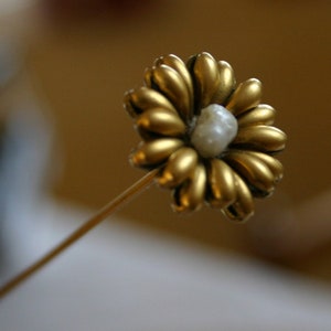 Beautiful and Rare French ART NOUVEAU 18k Gold Daisy Hatpin with Fresh Water Pearl