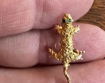 Vintage 18k Gold Nugget Gecko Lizard Pin with Emerald Eyes