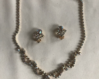 Vintage Aurora Borealis Strass Demi Parure: Halsband och örhängen med klämma