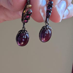Preciosos pendientes colgantes de rosca de granate y oro dorado de la época eduardiana, circa 1910.