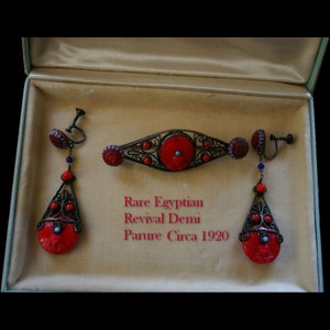 Broche y pendientes Art Déco de estilo neoegipcio: cristal checo rojo, década de 1920