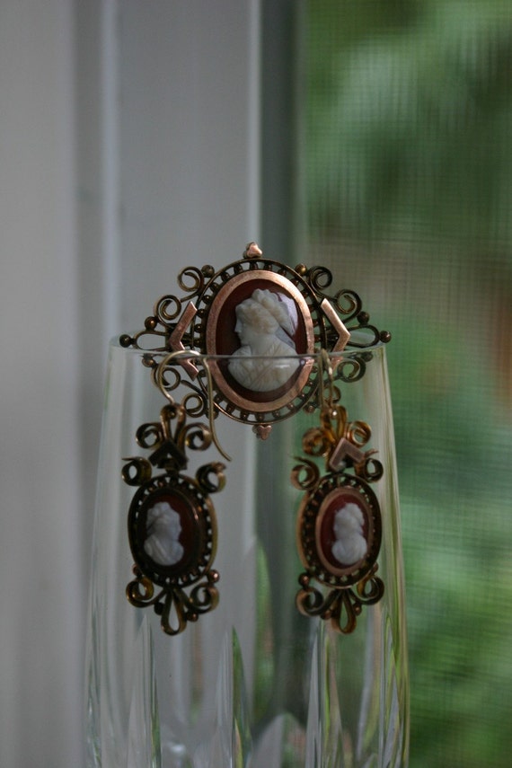 Antique Victorian Hardstone Cameo and Gold Earring