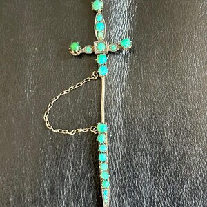 Antiguo alfiler de espada Jabot austrohúngaro de color turquesa y plata del siglo XIX.
