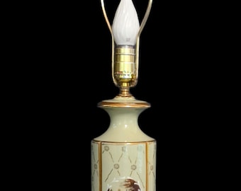 Celadon Green Capodimonte Urne Stil Tischlampe Bewaldeter See / Flussszene / Floral geätzter Metallsockel Celuloid Akanthus Kreuzblume / 1940er Jahre