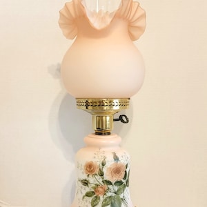 Pink Floral Satin überfangenes Glas Fenton? Tischlampe / Messingfuß