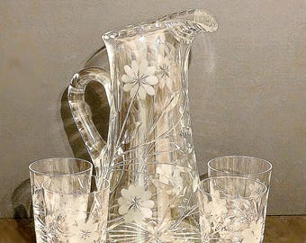 Vacker amerikansk briljantglaskanna med fyra (4) matchande platta glas / snittblommor och blad